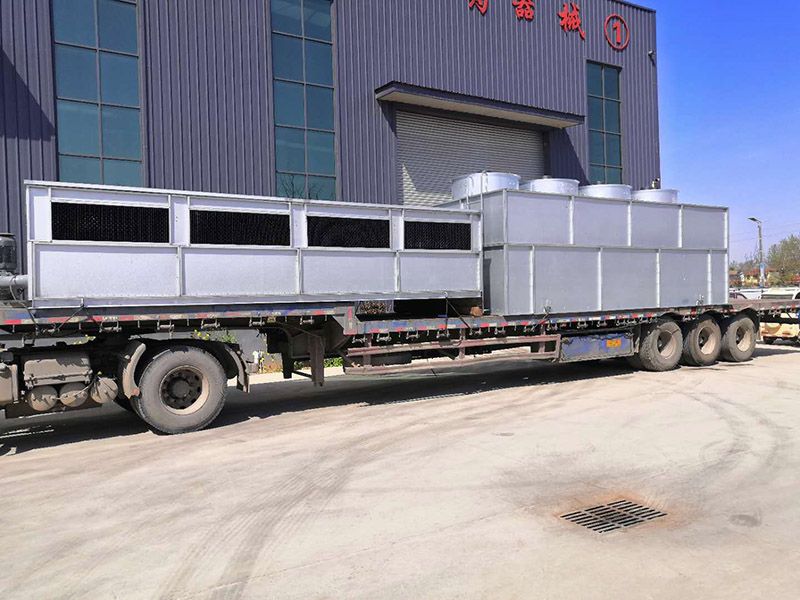 冷凝器中的制冷劑放出熱量被空氣帶走,制冷劑在管內